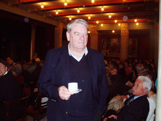 audience waits for Irving to start