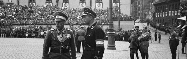 Hermann Fegelein (centre)